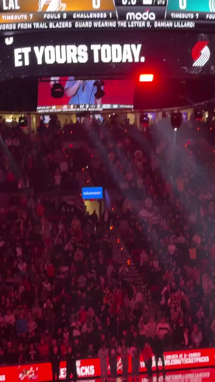 小吧现场直击>利拉德今天开场前为纪念马丁·路德·金致辞